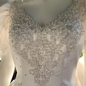 BEAUTIFUL WHITE WEDDING DRESS with VEIL